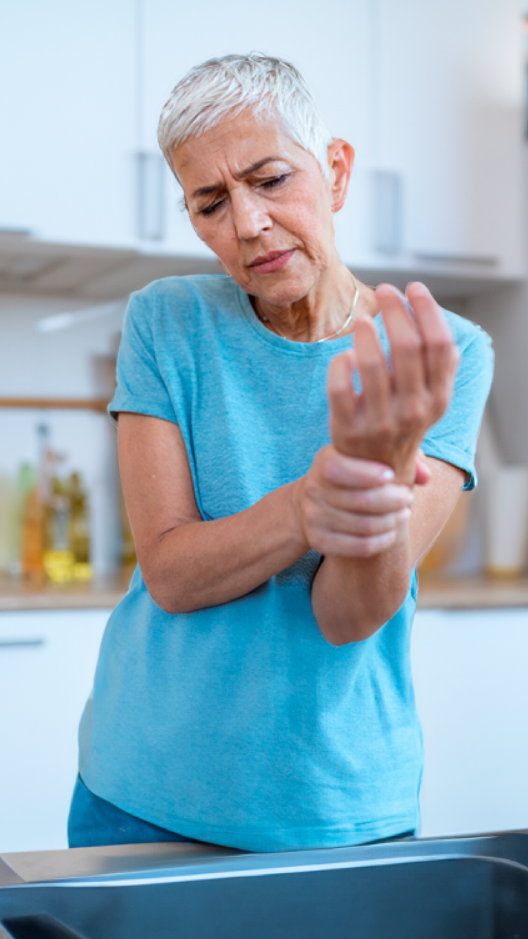 Mujer mostrando vitalidad gracias al colágeno